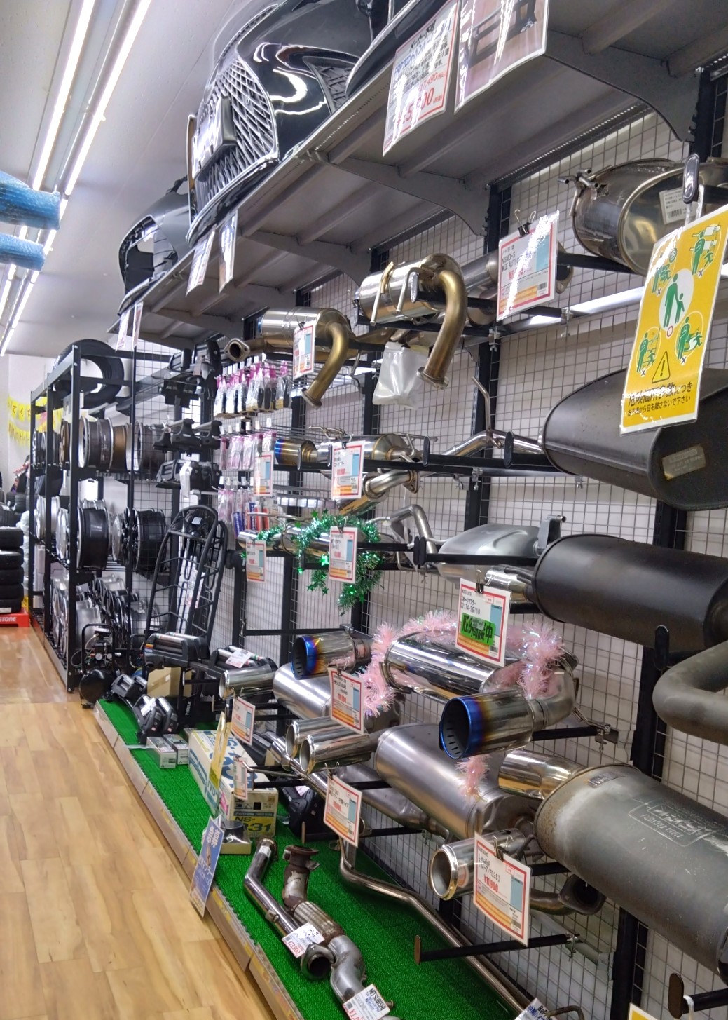 マフラーが並ぶ様子