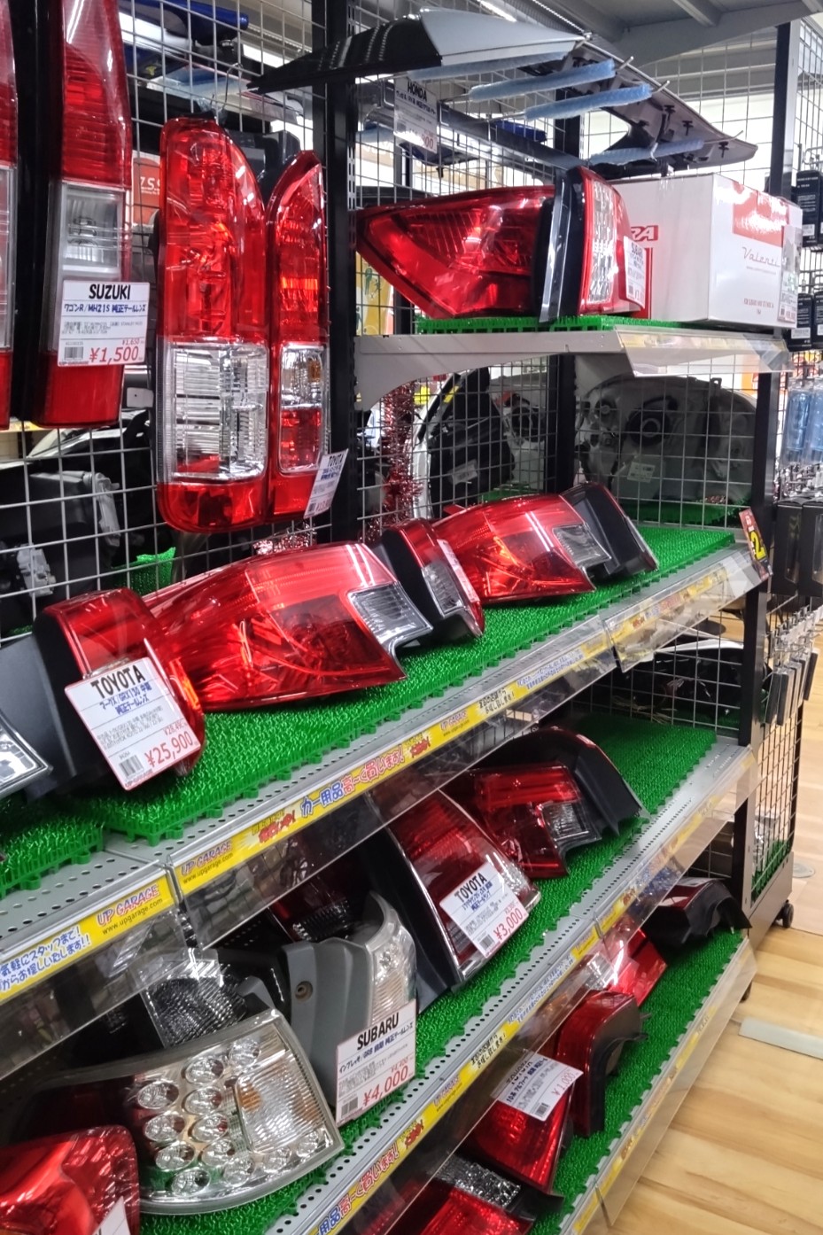 カー用品が並ぶ様子