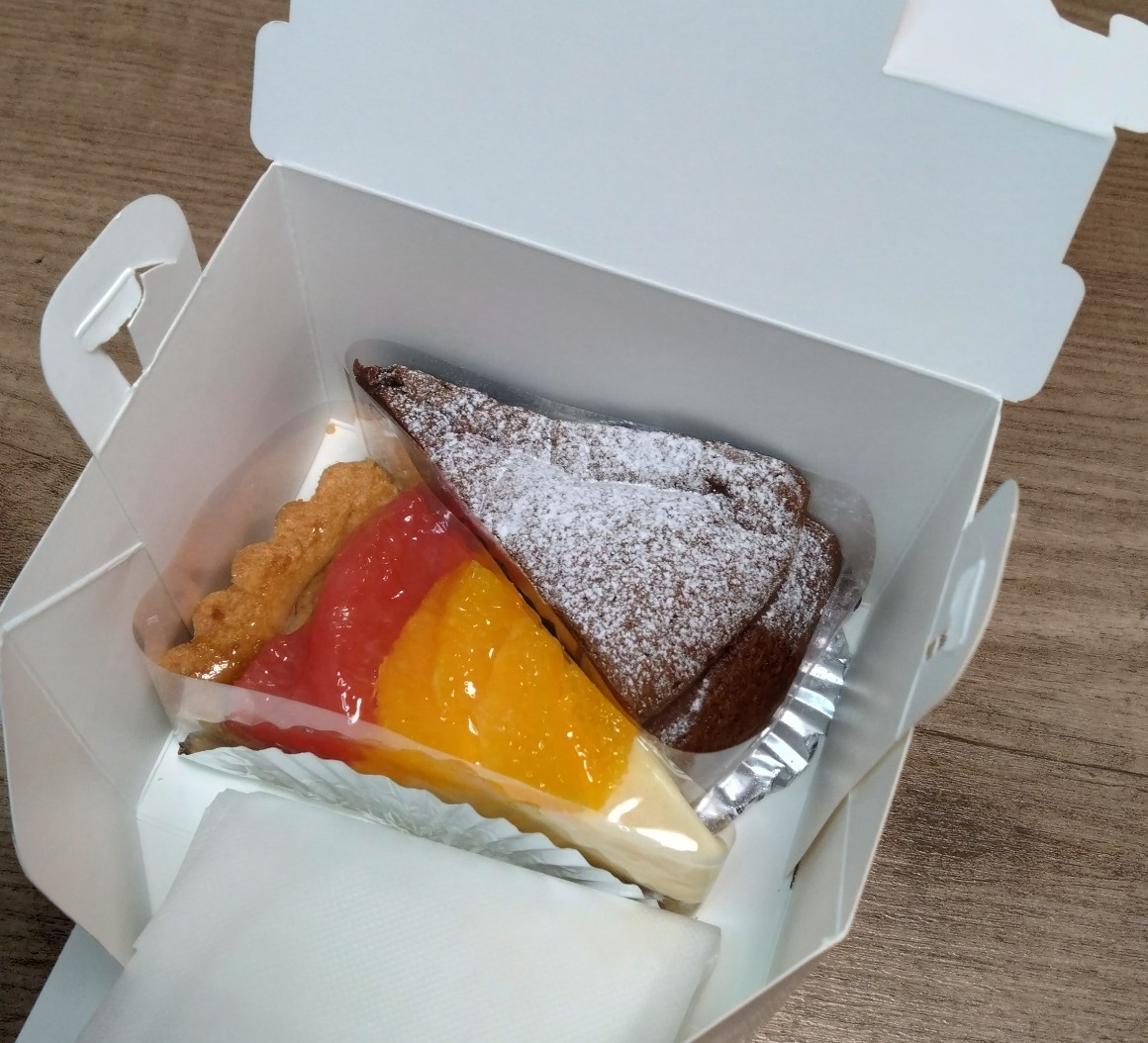 買ってきた2種類のケーキ