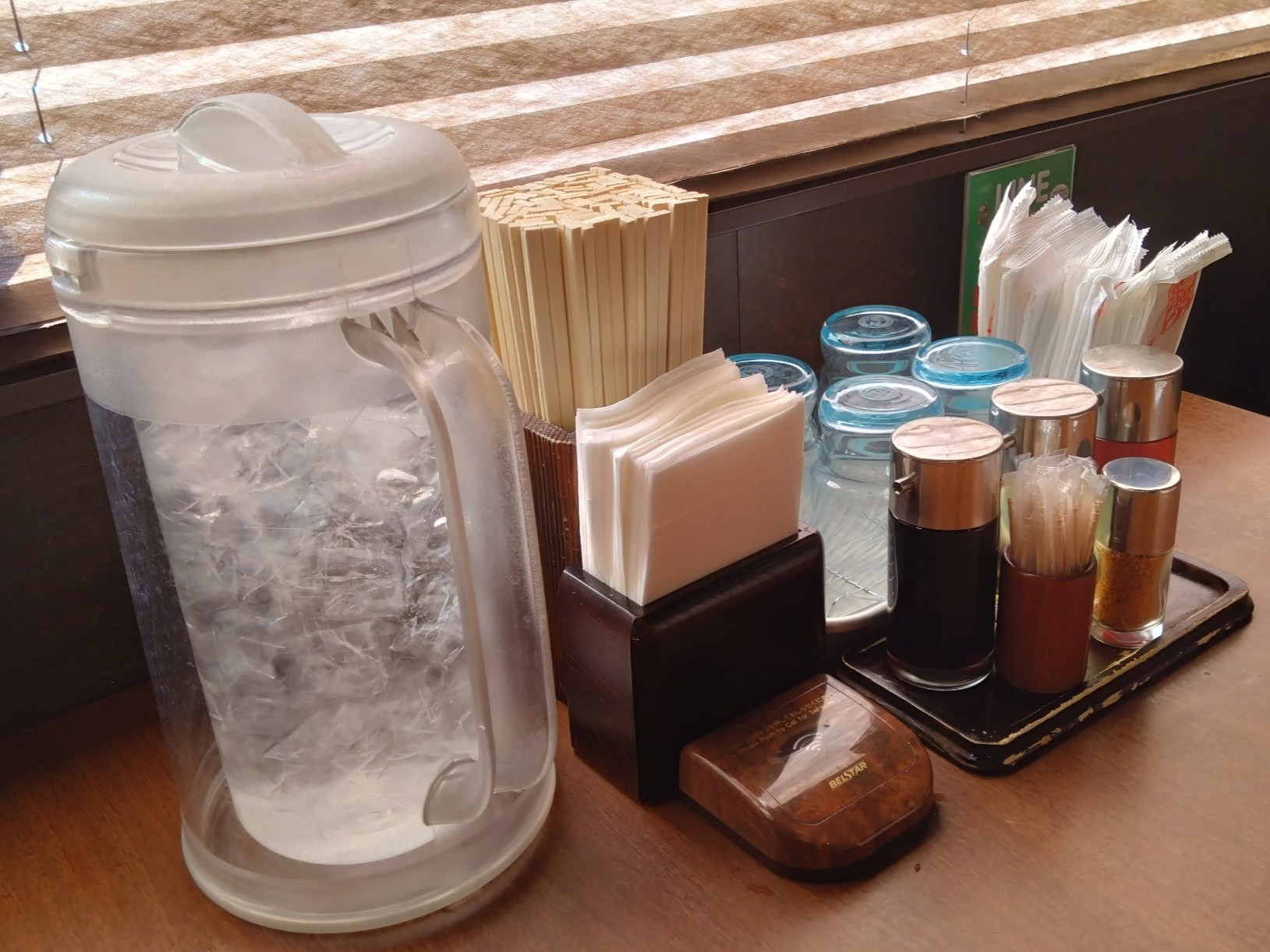 卓上にあるお水や調味料