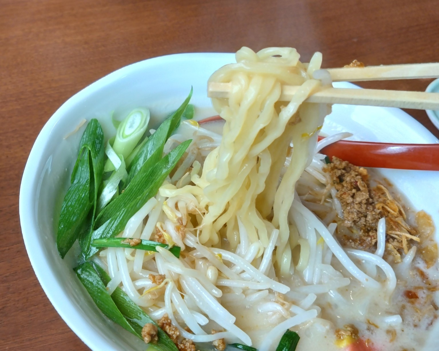 西京味噌らーめんの麺を持ち上げる様子