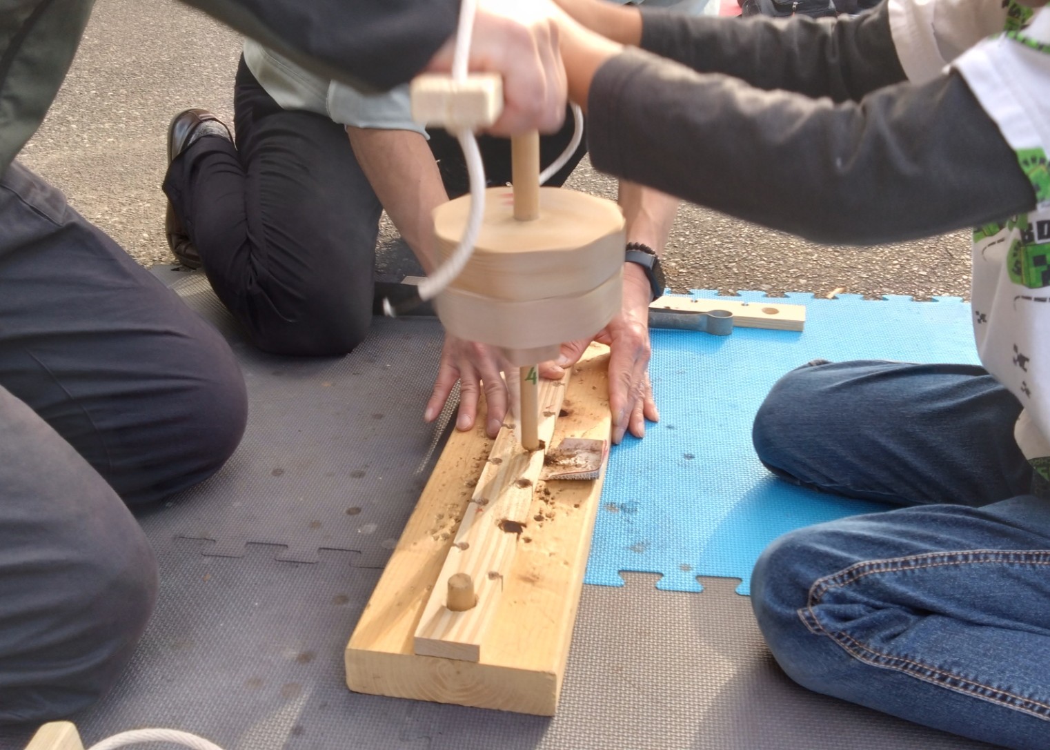 火起こし体験をやっている姿