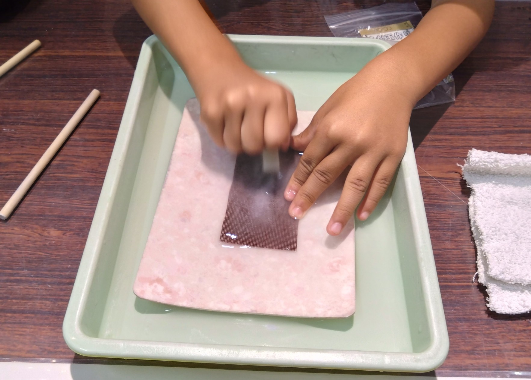 勾玉体験をしている様子