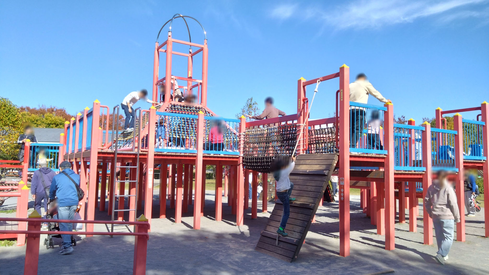 遊具で遊んでいる子どもたち