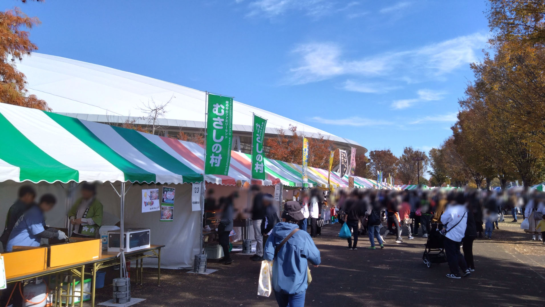 テント出店が並ぶ様子