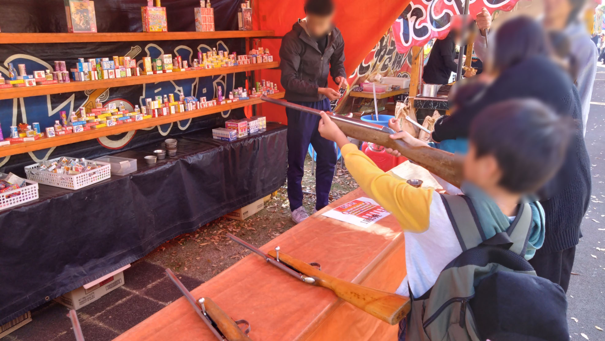 射的で遊んでいる様子