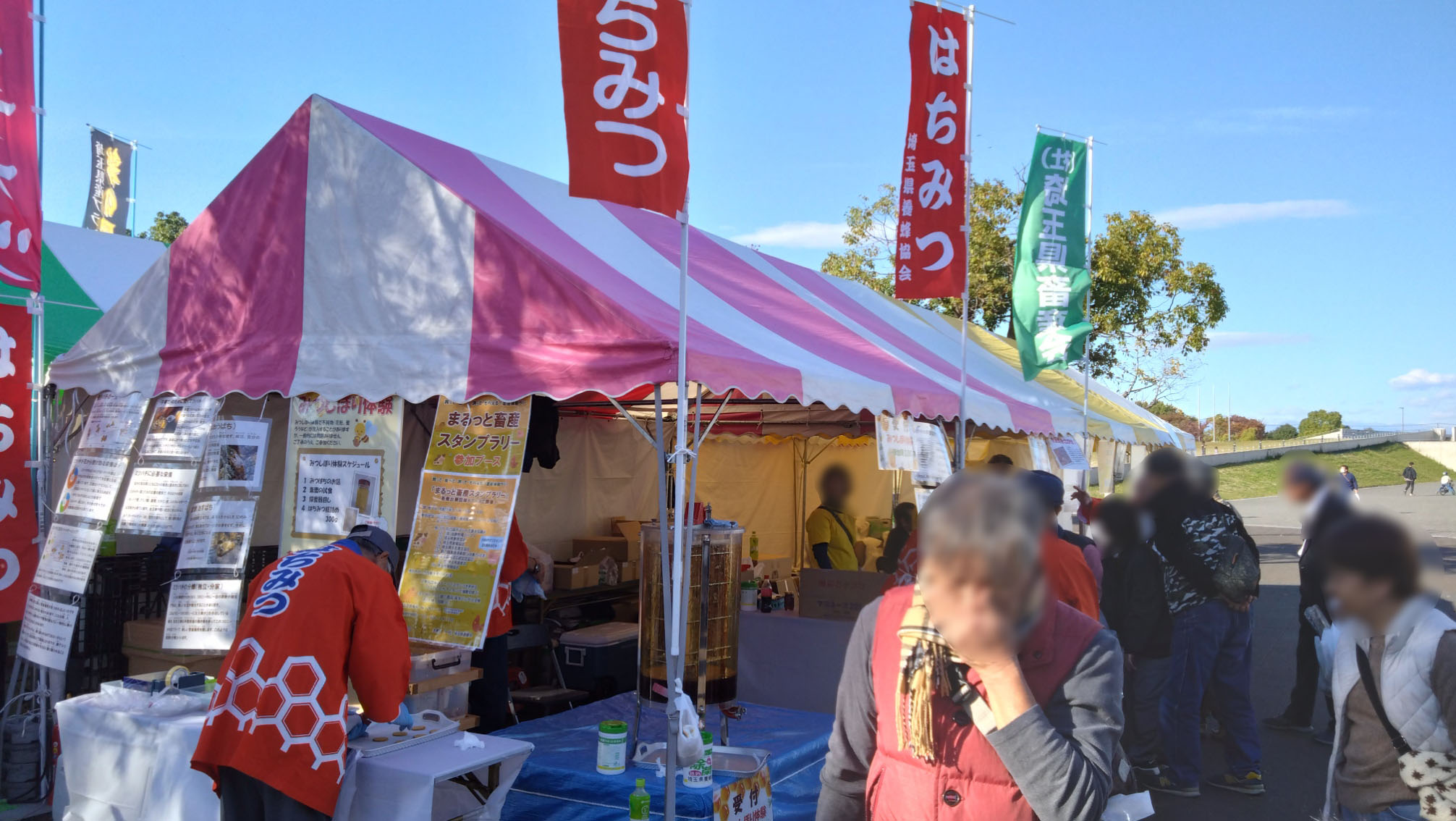 はちみつ屋さんに並ぶ人