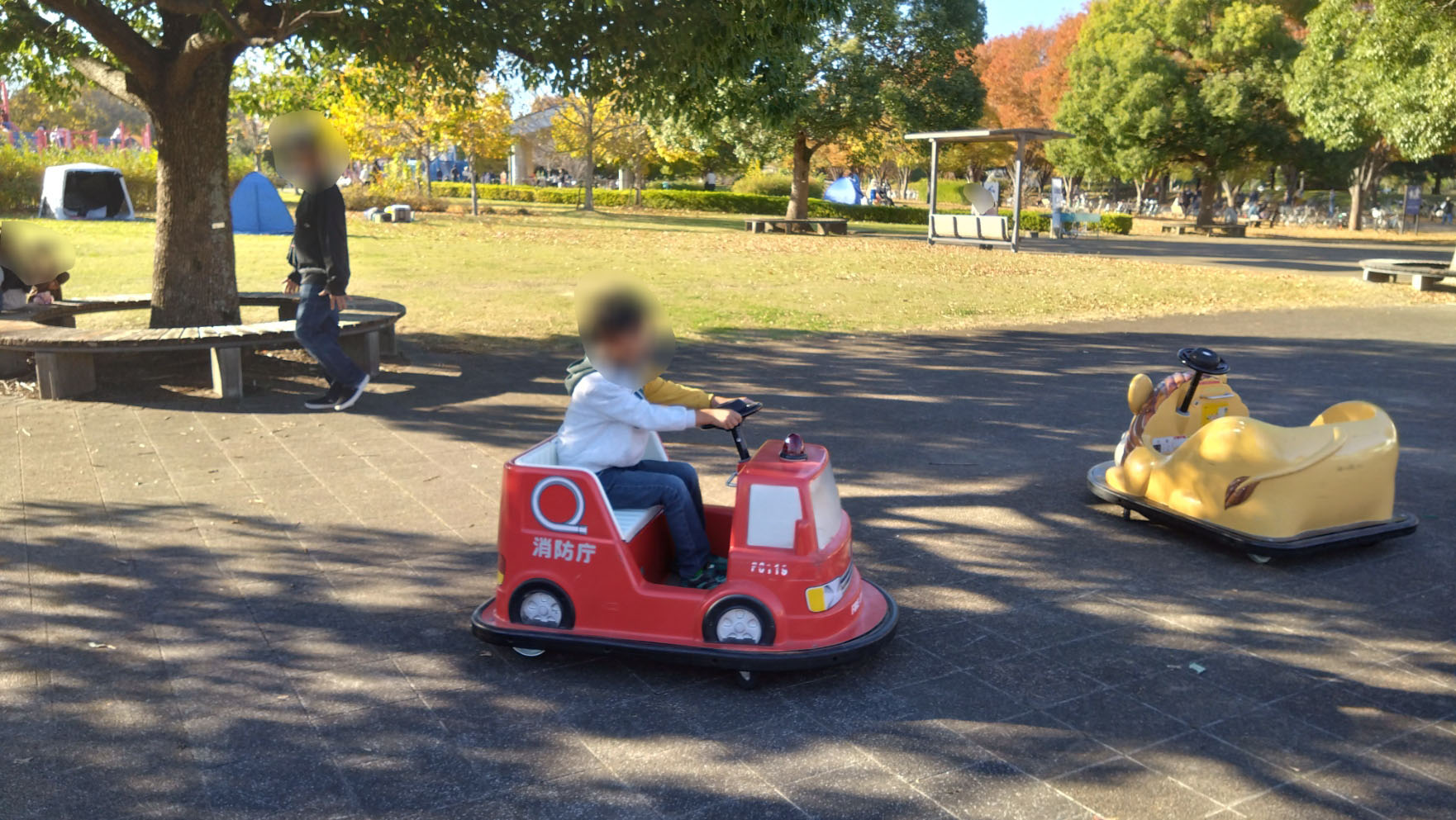 ゴーカートで遊んでいる様子