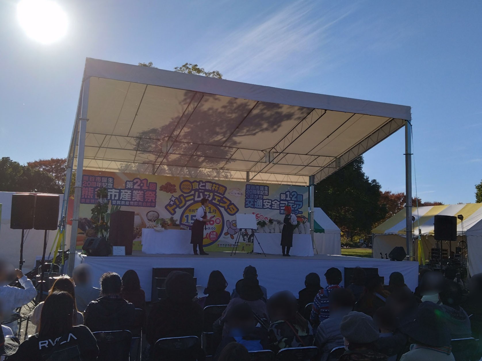 ステージで食育クイズを行う様子