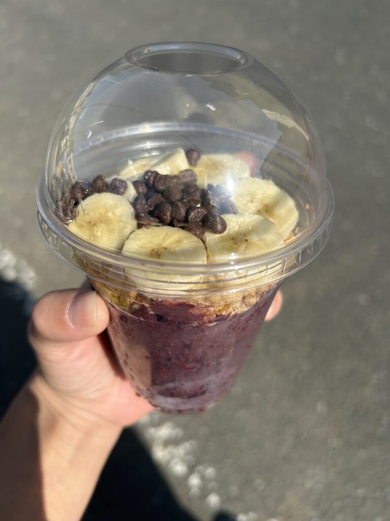 テイクアウトしたアサイーボールのカップ