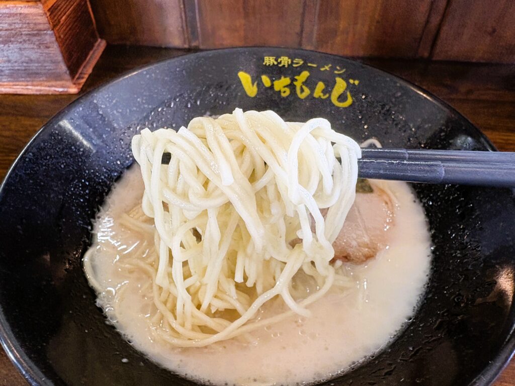 麺を箸で持ち上げた様子