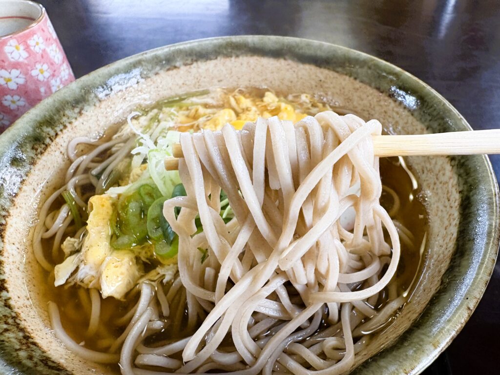 そばを箸で持ち上げた様子