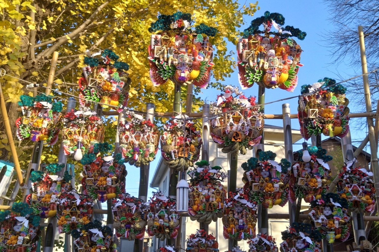 たくさんの熊手が販売されています