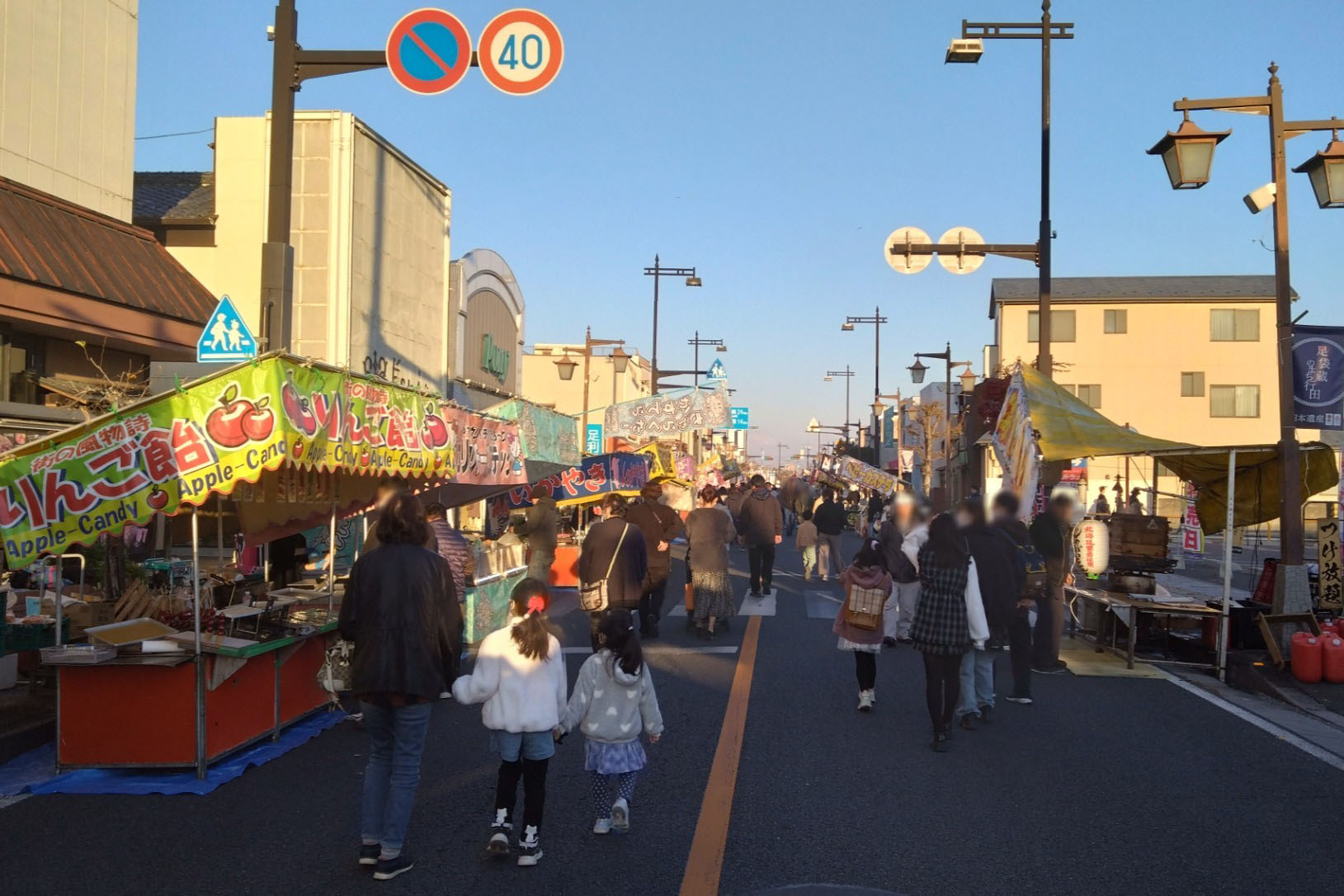 歩行者天国になり露店が並ぶ様子
