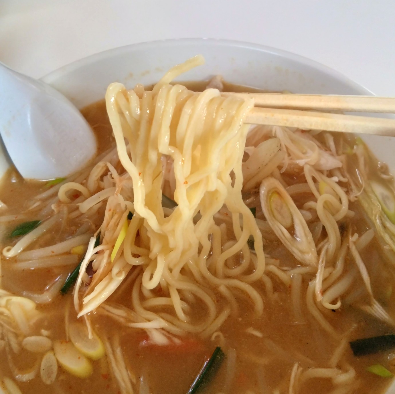 麺を箸で持ち上げた様子