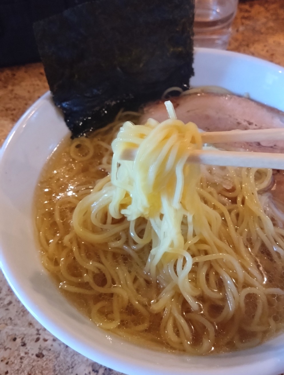麺を持ち上げる様子