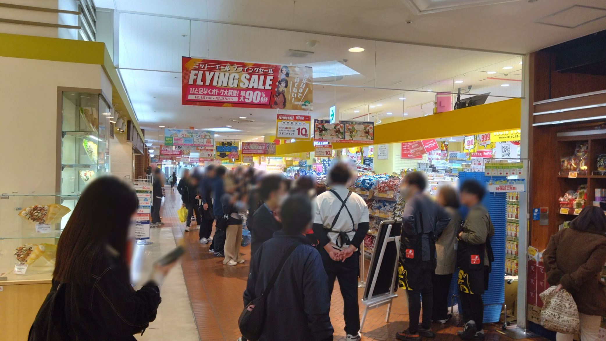 Re:Pr!ceのオープン日に多くの人が訪れる様子