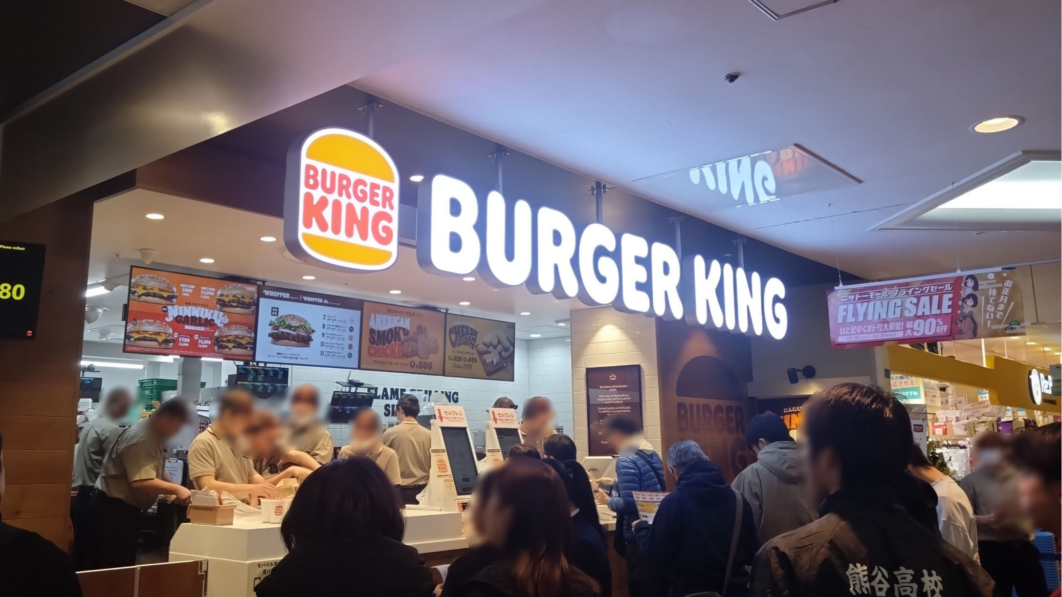 オープン直後で混雑する様子