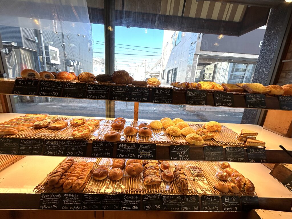 たくさんの種類のパンが並んでいる