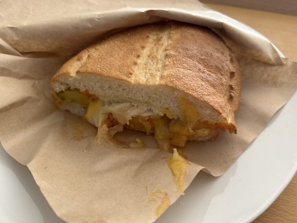 テイクアウトしたサンマルクホットサンド とろ〜り3種チーズのジャーマンポテト