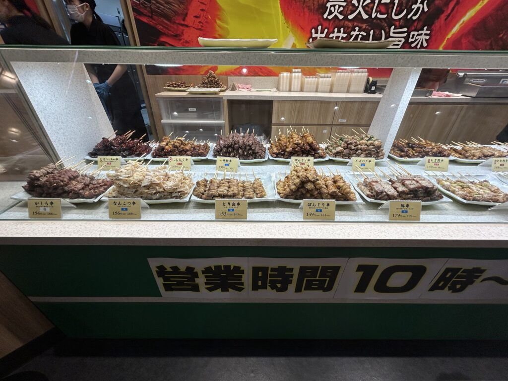 焼き鳥が並ぶショーケース