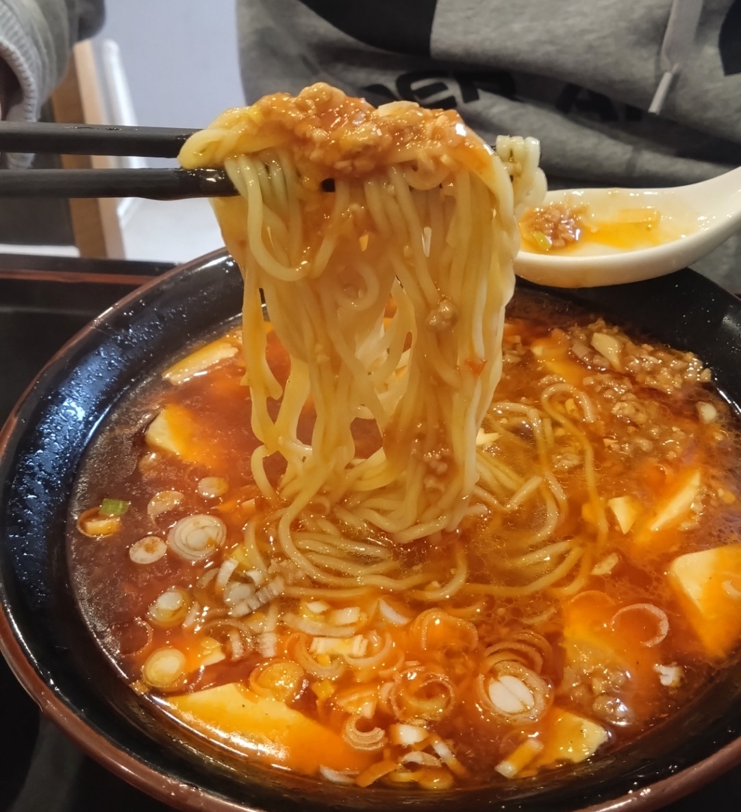 麺を持ち上げた様子