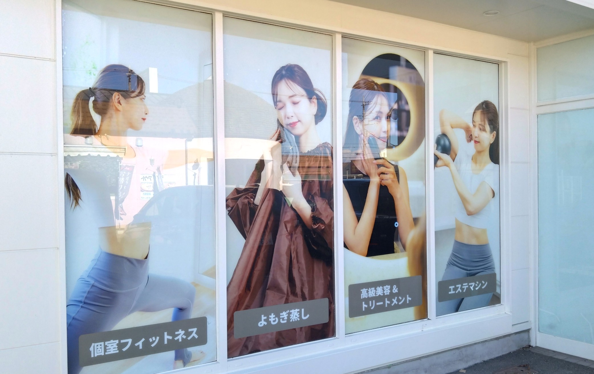 壁に貼られたポスター