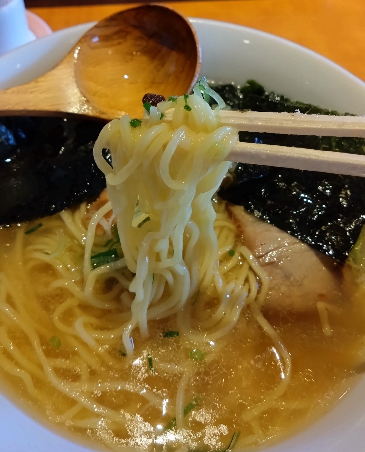 麺を持ち上げた様子