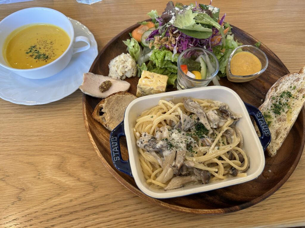 黒トリュフといろいろキノコのクリームパスタ