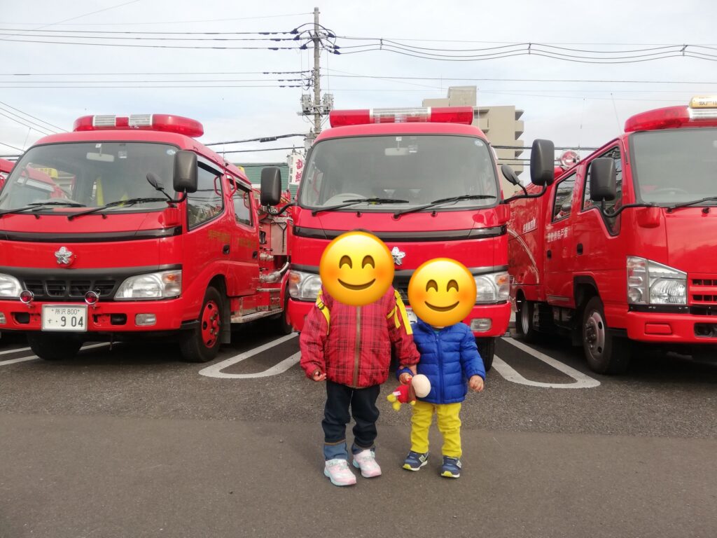 消防車が並ぶ様子