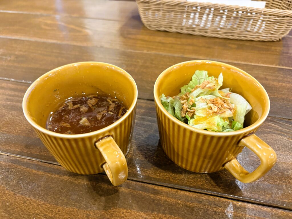 注文したスープとサラダ