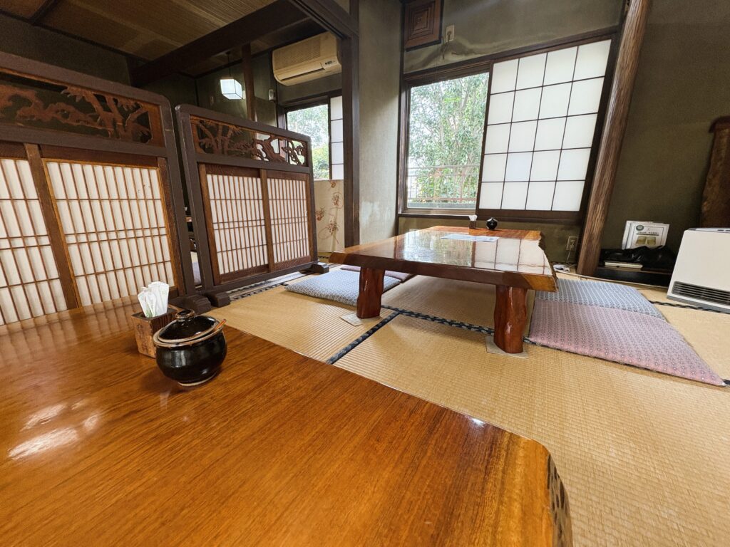 落ち着いた店内