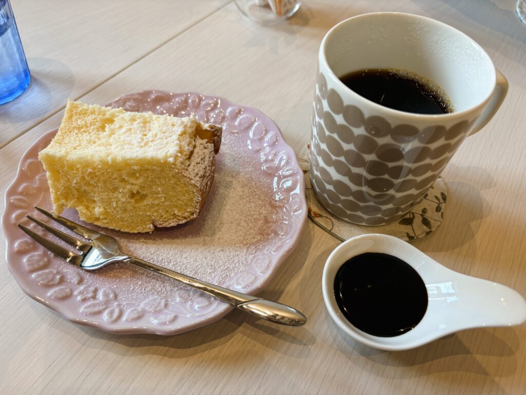 注文したコーヒーとシフォンケーキ