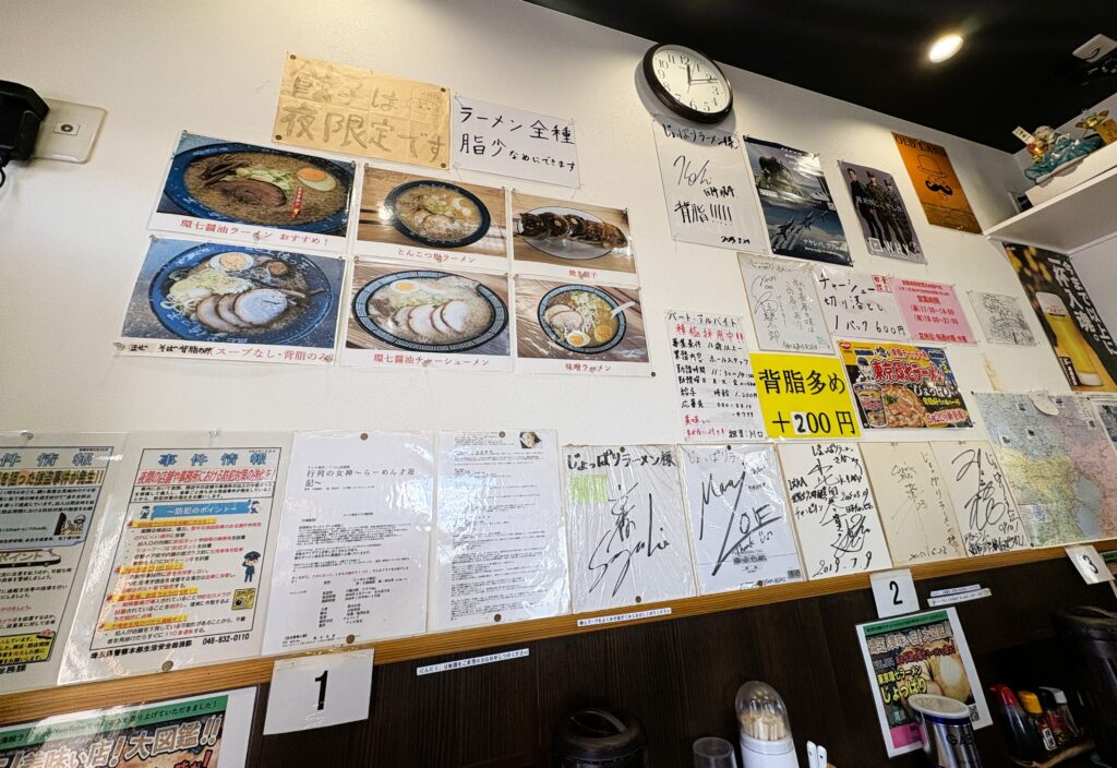 サインが飾られている店内