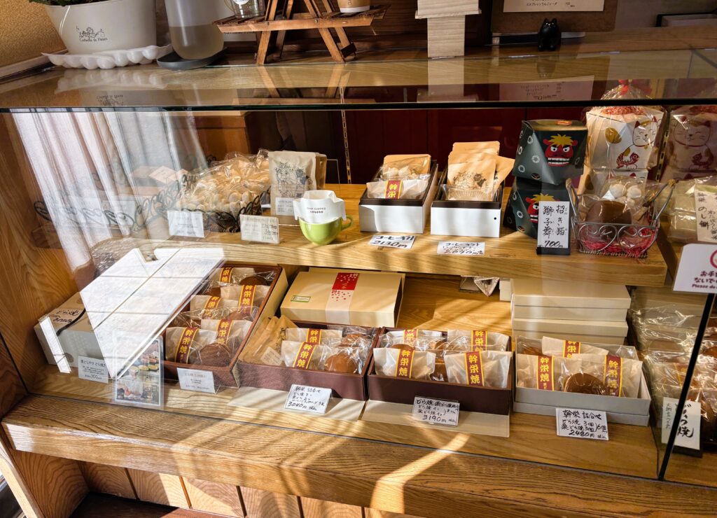 お菓子が並ぶショーケースの様子