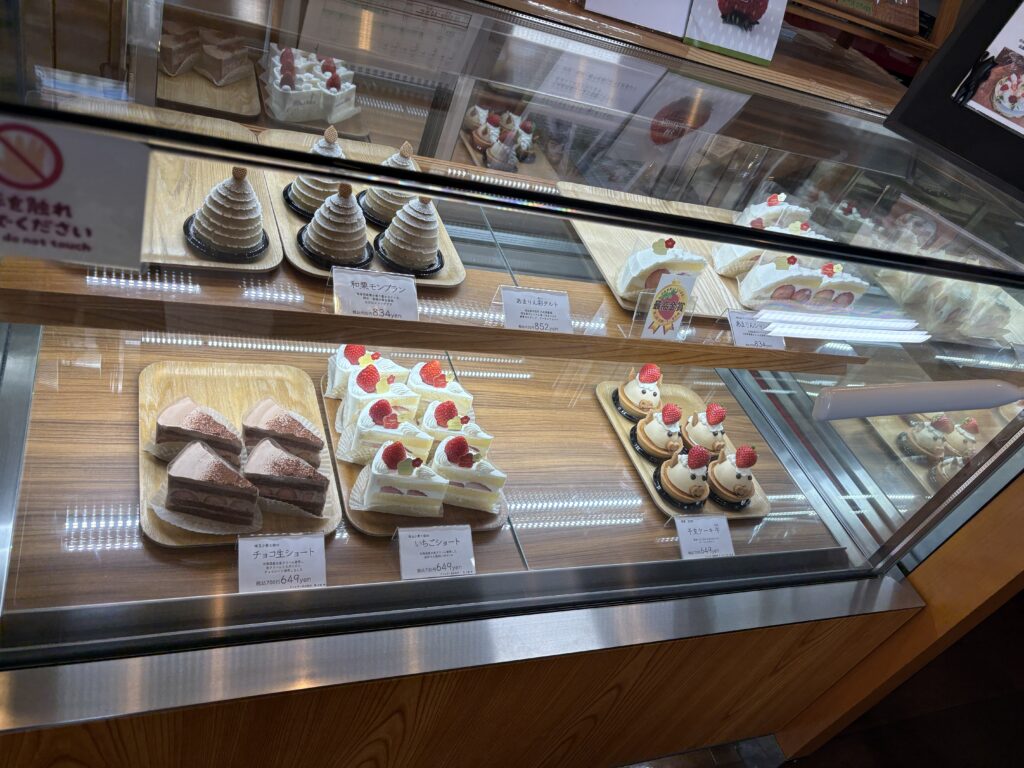 ケーキが並ぶ様子