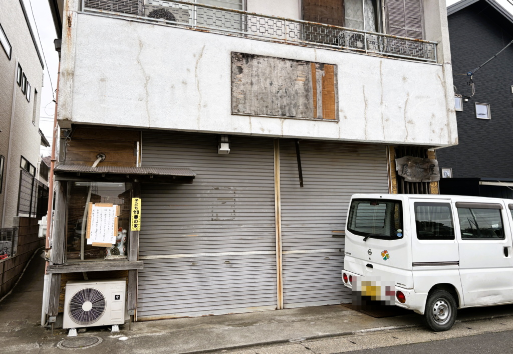 シャッターが閉まり閉店している