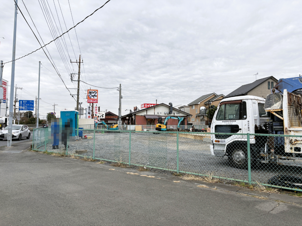 17号沿いのお店の工事中