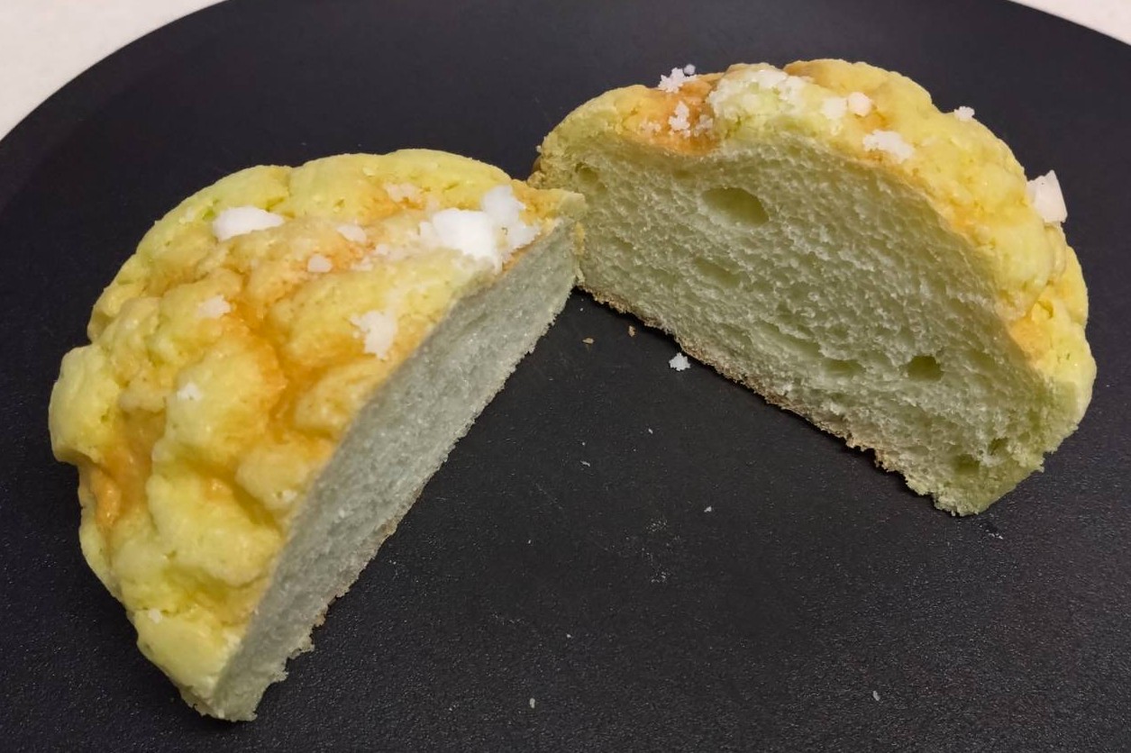 メロンパンを半分にした写真