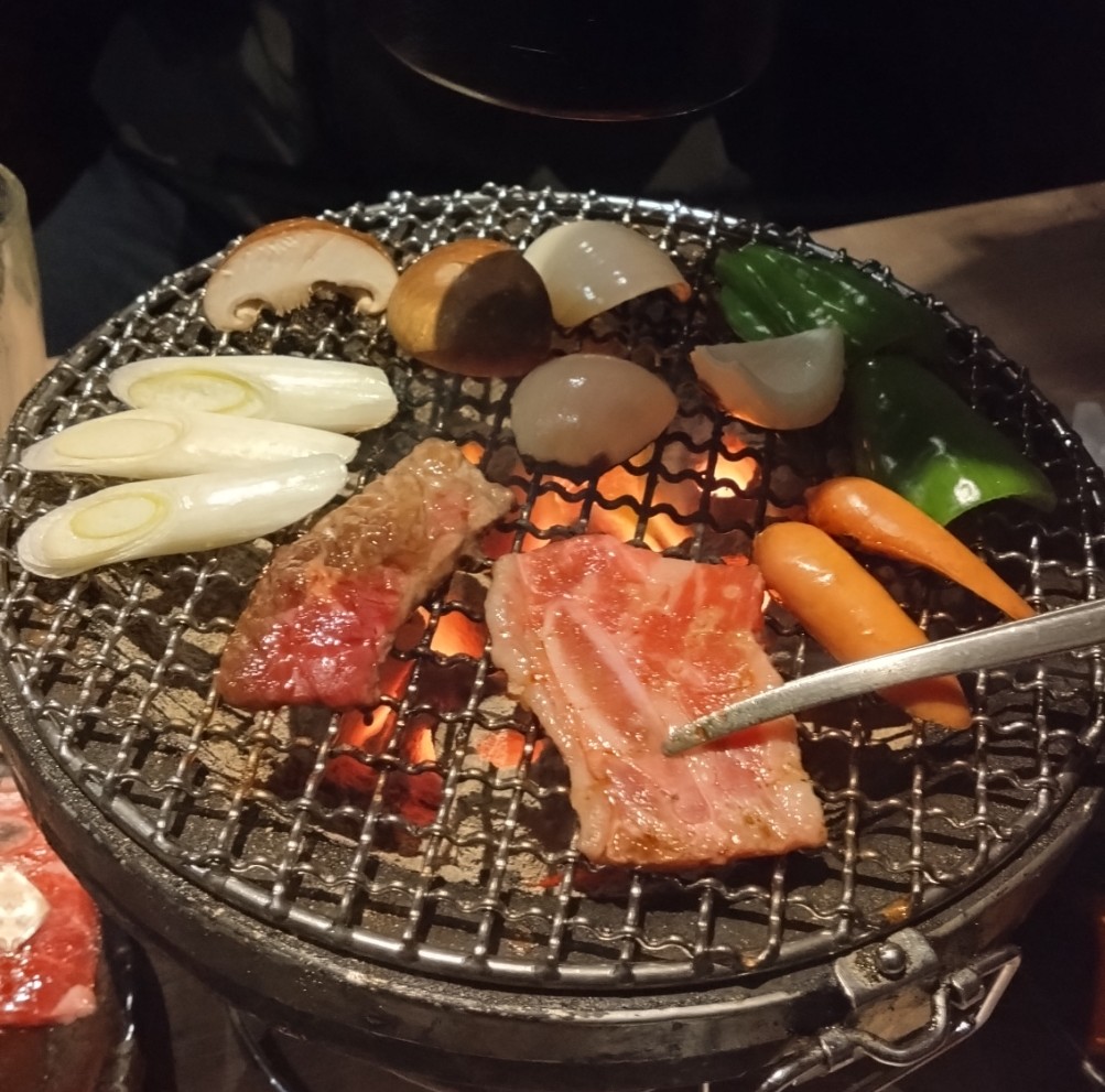 お肉を焼いている様子