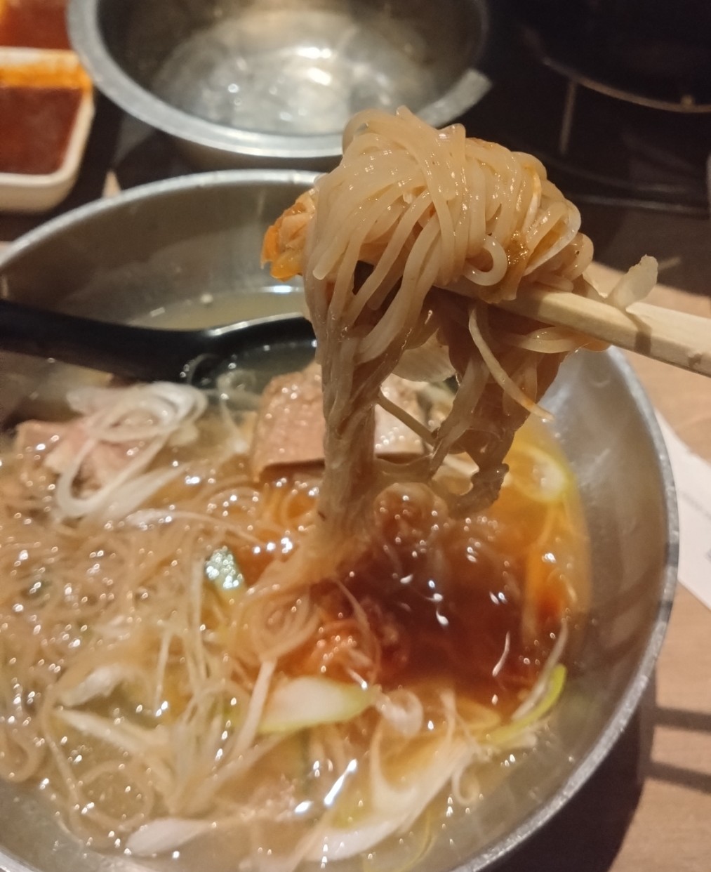 箸で持ち上げた麺