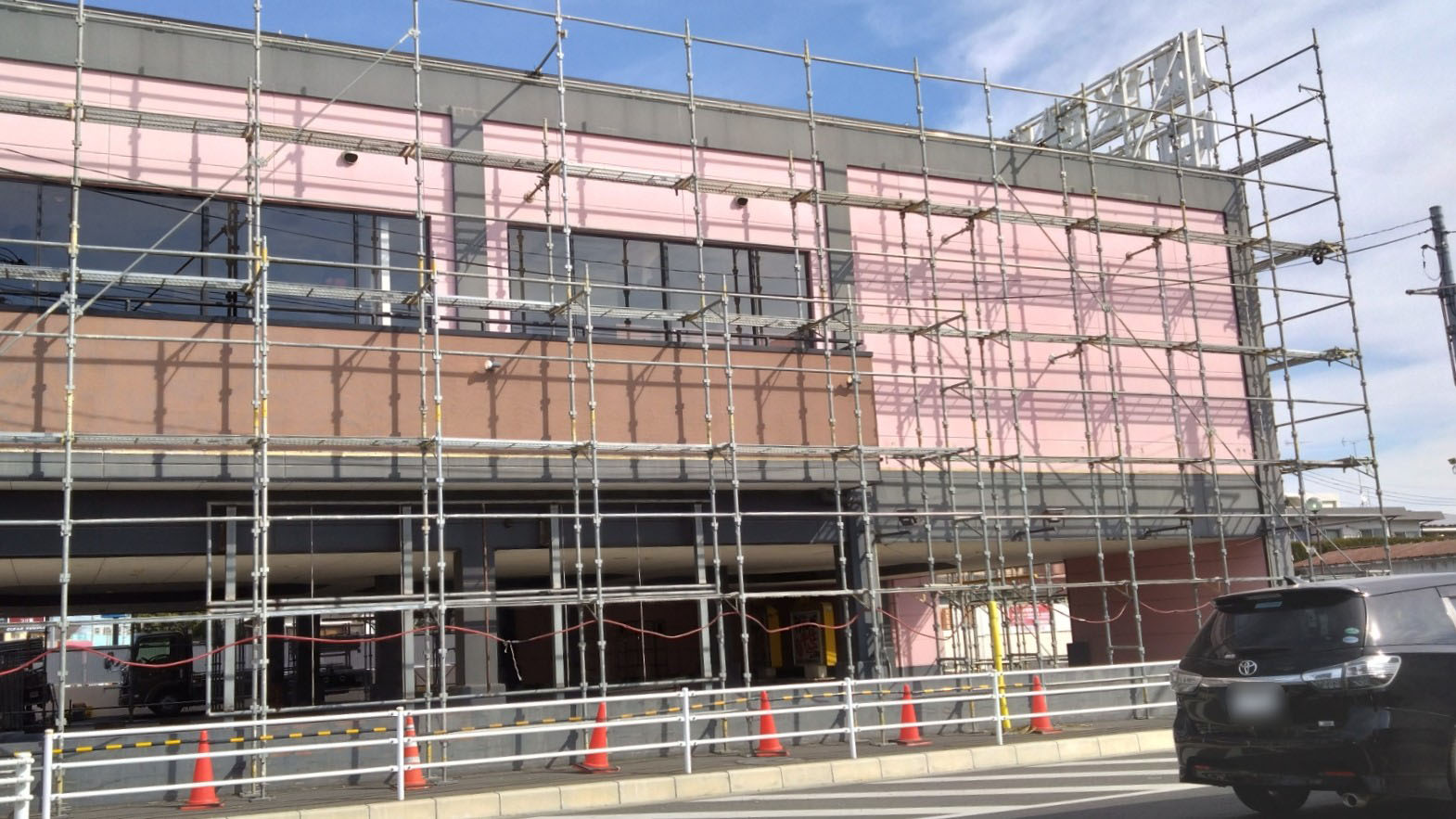 足場がかかる様子