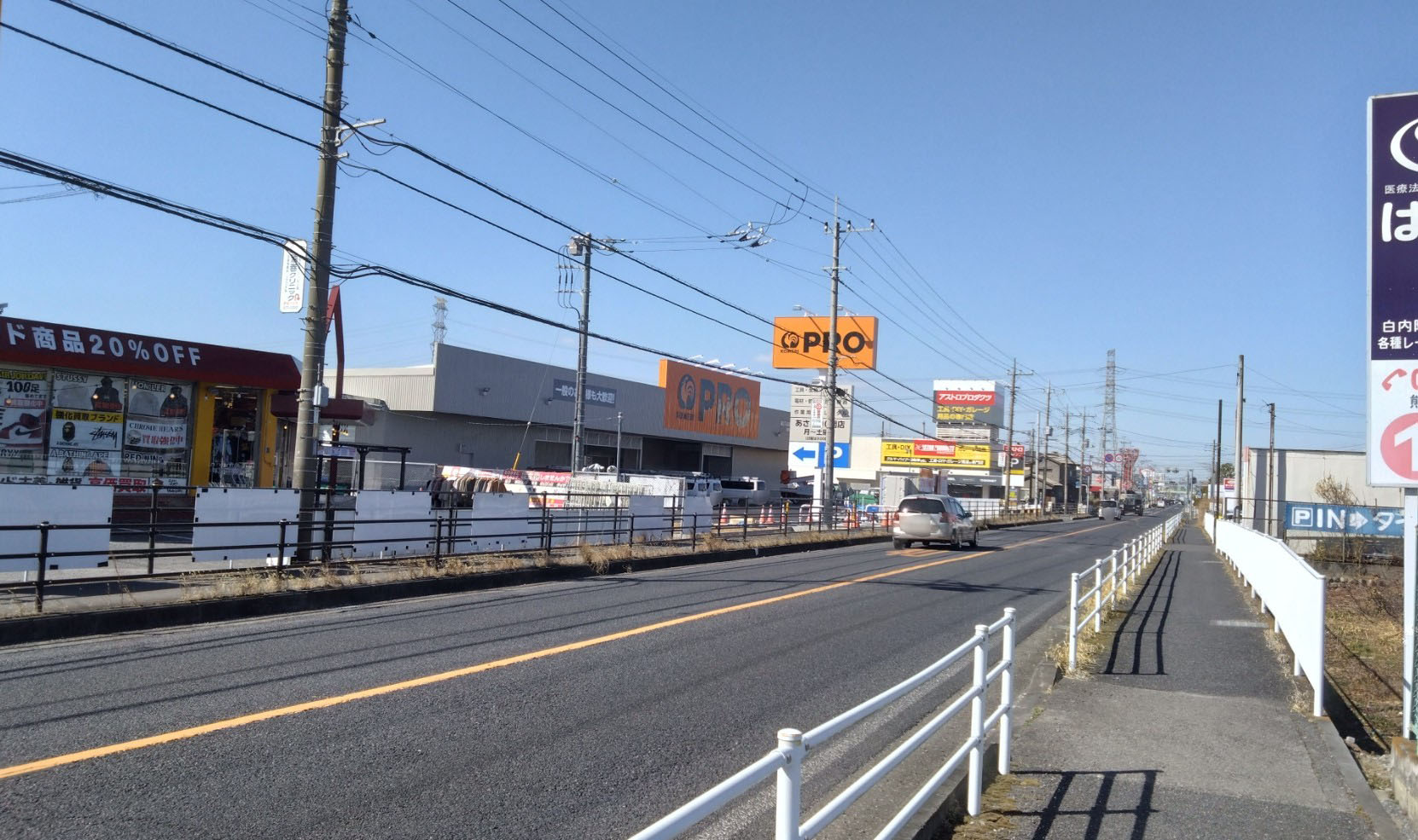 コメリPRO 熊谷久保島店の前の道