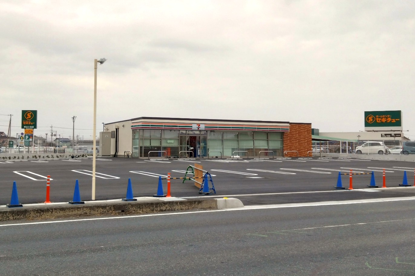 新規オープンするセブンイレブンの外観