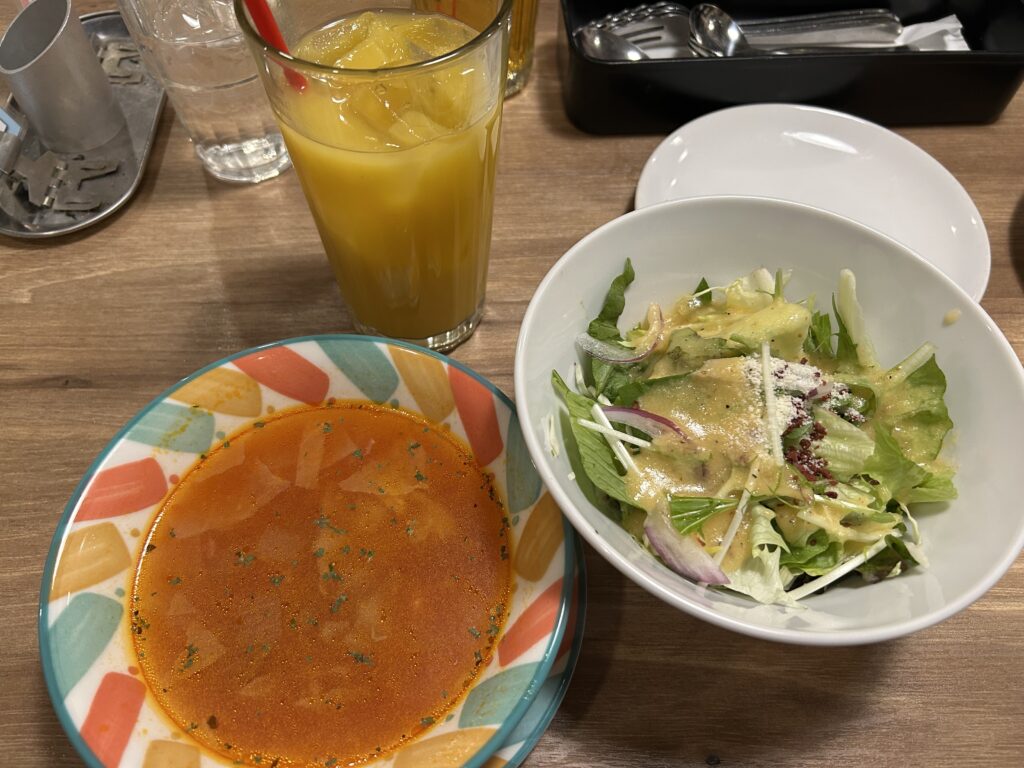 注文したサラダとスープ