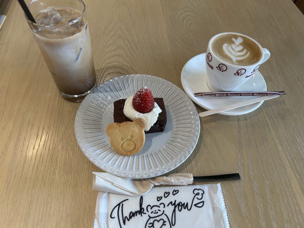 注文したケーキとコーヒー