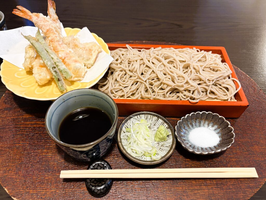 注文した天ぷらそばセット