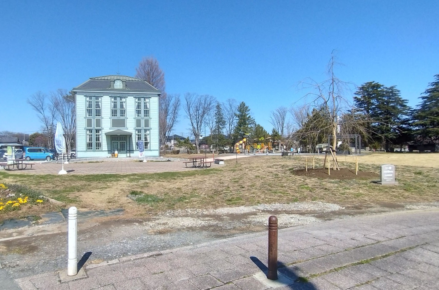 水城公園東側広場