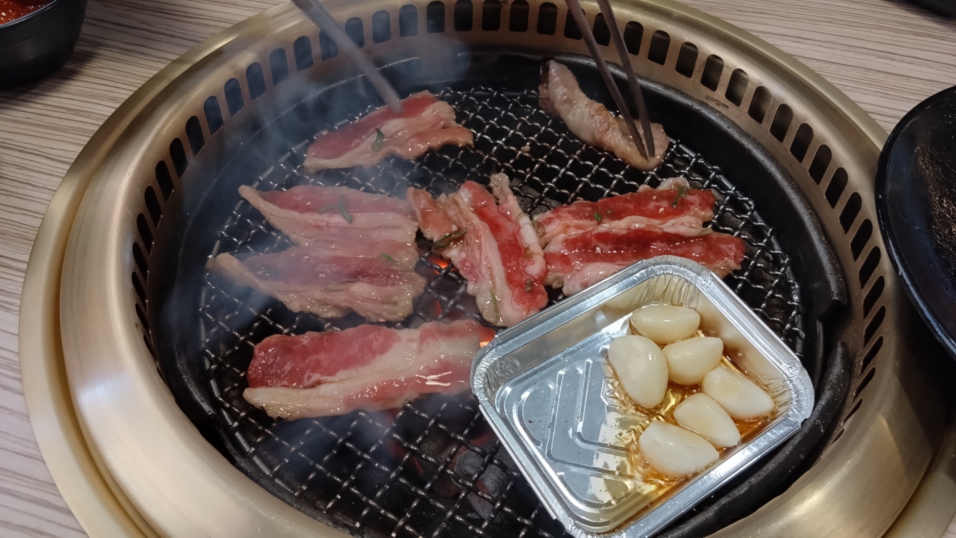 お肉を焼いている様子