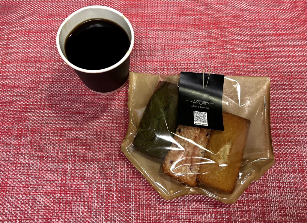 購入したコーヒーとフィナンシェ
